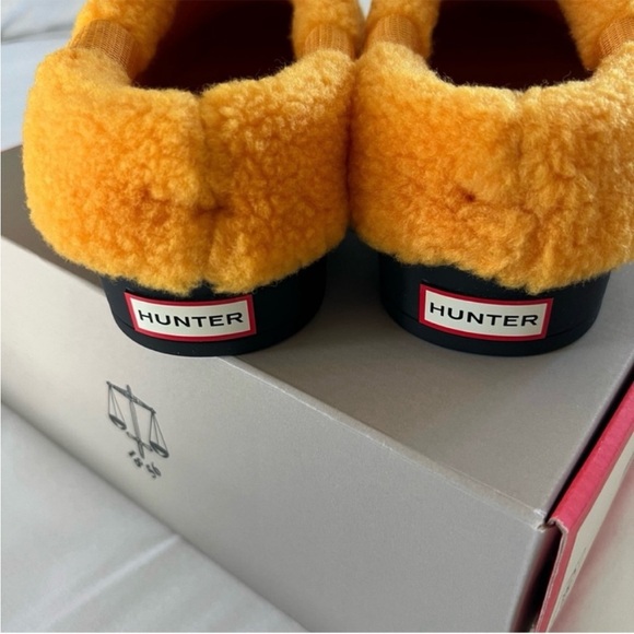 HUNTER Play Insulated Clogs NWB
Woman's Size 6 Black & Orange - Picture 2 of 6